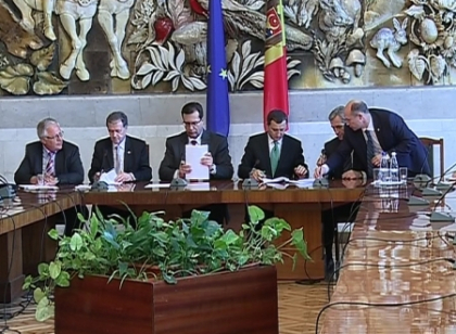 Criza politica s-a incheiat. Acordul coalitiei pro-europene, semnat in ultimul moment de 53 de deputati