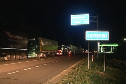 Noapte tensionata la vama Leuseni! Zeci de tiruri, blocate ore in sir: "Se lucreaza in regim normal"