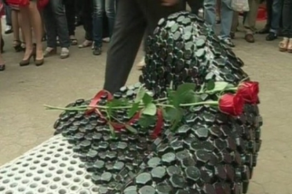 Memorial neobisnuit pentru persoanele care au murit de SIDA, instalat in scuarul Europei