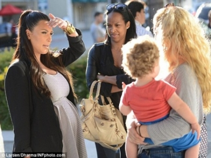 Moment penibil pentru Kim Kardashian. Vantul le-a oferit paparazzilor cadrul perfect - FOTO