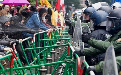 Protest anti-austeritate la Frankfurt. Peste 1.000 de oameni s-au batut cu fortele de ordine. FOTO