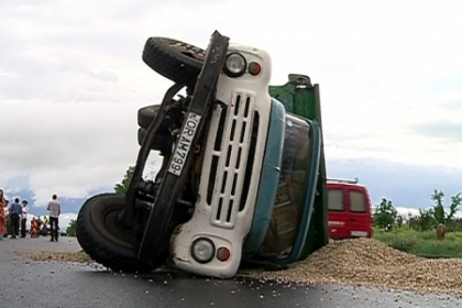 Un BMW X5 a RASTURNAT un camion in apropiere de Magdacesti! VIDEO