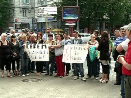 Amalgam de proteste la Primarie! Zeci de oameni nemultumiti au scandat in strada Amalgam de proteste la Primarie! Zeci de oameni nemultumiti au scandat in strada