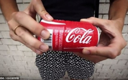 Au cerut dovada ca e reala: cutia Coca-Cola pe care o poti imparti in doua Au cerut dovada ca e reala: cutia Coca-Cola pe care o poti imparti in doua