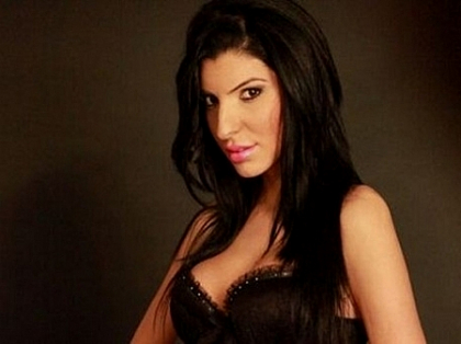 Bruneta care a spus ca Chisinaul este o tara surprinde din nou! A pozat topless si iar a gafat! - FOTO