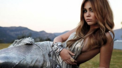 Desi toti spun ca iubitul ei a rupta logodna, Miley Cyrus nu renunta la inel. Cum a fost surprinsa Desi toti spun ca iubitul ei a rupta logodna, Miley Cyrus nu renunta la inel. Cum a fost surprinsa