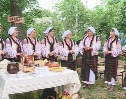 Poftiti la placinte! Mese pline de bucate la festivalul din Cigarleni. Cum au impresionat gospodinele