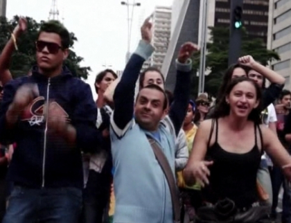 Gay-ii si lesbienele, in strada! Tinute excentrice, paiete si pene la Sao Paolo
