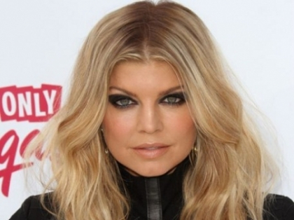 Purta doar tinute sumare, acum isi ascunde corpul. Cat de BIZAR s-a imbracat Fergie la biserica - FOTO