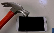 Galaxy S4 in cel mai dur test posibil: trantit pe jos, lovit cu ciocanul si bagat in apa. Video Galaxy S4 in cel mai dur test posibil: trantit pe jos, lovit cu ciocanul si bagat in apa. Video