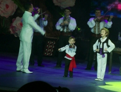 Adorabil! Cum si-a facut debutul in scena fiul de doar 3 ani al lui Vasile Advahov - VIDEO
Adorabil! Cum si-a facut debutul in scena fiul de doar 3 ani al lui Vasile Advahov - VIDEO