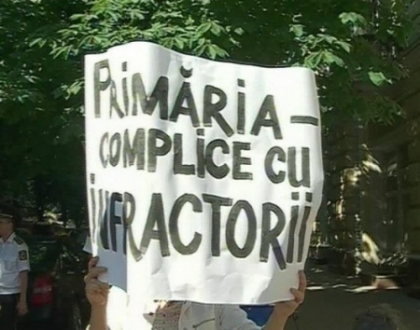 Nici o zi fara proteste in fata Primariei. Ce i-a nemultumit pe cativa locatari, in frunte cu Maia Laguta