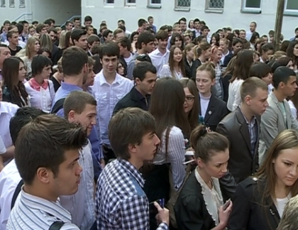 Start de BAC: Elevi alolingvi sustin proba de foc la limba romana! Cu ce dispozitie au intrat la examen Start de BAC: Elevi alolingvi sustin proba de foc la limba romana! Cu ce dispozitie au intrat la examen