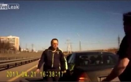 A vrut sa-l ameninte pe un barbat din trafic, insa a primit o lectie. Patania unui sofer rus. VIDEO