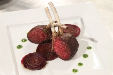 Reteta Aida Parascan: Cotlet de miel aromat cu rucola pe pat de ceapa caramelizata