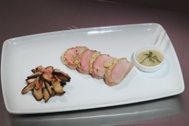 Reteta Aida Parascan: Muschiulet de porc in crusta de migdale cu sos de pere