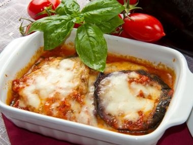 Vinete gratinate cu rosii si branzeturi rase Vinete gratinate cu rosii si branzeturi rase