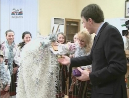 Zeci de cete de uratori au invadat Primaria Zeci de cete de uratori au invadat Primaria