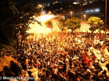 A sasea zi de proteste in Turcia. Protestatarii cer demisia sefilor de politie pentru abuz de forta A sasea zi de proteste in Turcia. Protestatarii cer demisia sefilor de politie pentru abuz de forta