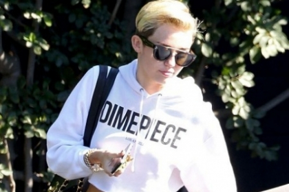 Moment penibil pe strada. Ce era sa le arate Miley Cyrus paparazzilor - FOTO Moment penibil pe strada. Ce era sa le arate Miley Cyrus paparazzilor - FOTO