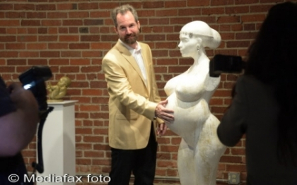 Kim Kardashian are o statuie cu ea goala si insarcinata, expusa in Hollywood Kim Kardashian are o statuie cu ea goala si insarcinata, expusa in Hollywood