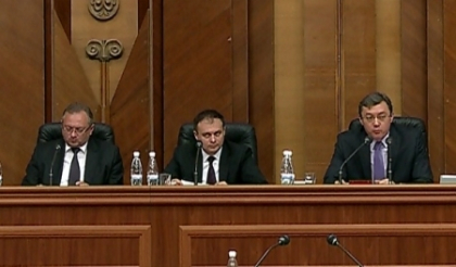 Prima sedinta a Parlamentului, un esec total. Glumele si ironiile s-au mutat in plenul legislativului Prima sedinta a Parlamentului, un esec total. Glumele si ironiile s-au mutat in plenul legislativului