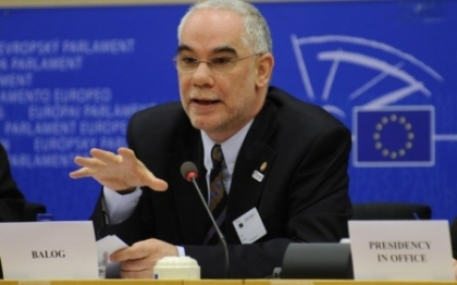 Un ministru ungar a fost atacat cu oua in timp ce vorbea despre romi intr-o conferinta