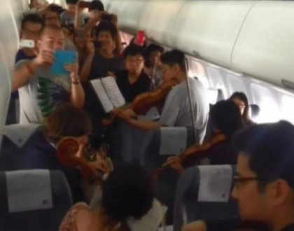 Au alungat plictiseala intr-un mod inedit. Surpriza pe care au avut-o pasagerii unui avion