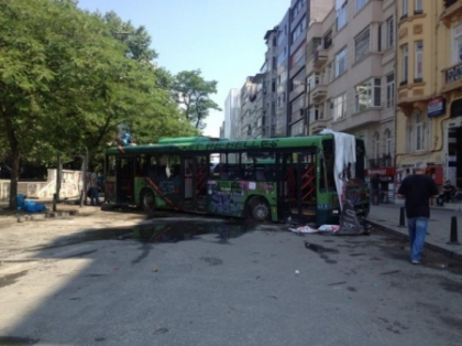 PROTESTE IN TURCIA. Fanii rivalelor Galatasaray, Besiktas si Fenerbahce, uniti impotriva lui Erdogan