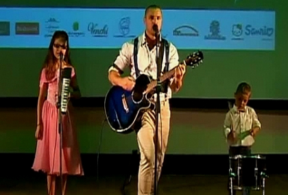 AMUZANT! Baietelul lui Pavel Stratan canta la tobe la doar 4 ani si o face destul de bine - VIDEO
AMUZANT! Baietelul lui Pavel Stratan canta la tobe la doar 4 ani si o face destul de bine - VIDEO