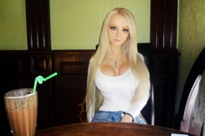 Se joaca cu Photoshopul? Barbie umana, tot mai slaba. Uite cum arata acum - FOTO