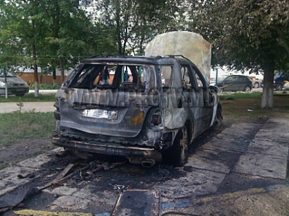 FOTO. Mercedes ML, facut scrum intr-o curte din capitala: Automobilul a ars in intregime