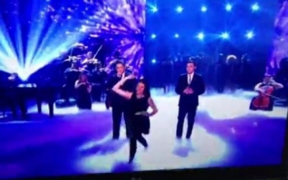 Realizatorul TV Simon Cowell, improscat cu oua in finala unui concurs - VIDEO