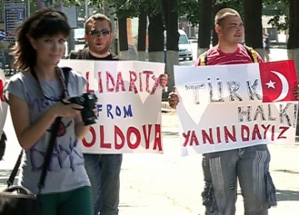 Comsomolisti si cetateni turci au pichetat Ambasada Turciei la Chisinau: "Jos guvernul de la Ankara" Comsomolisti si cetateni turci au pichetat Ambasada Turciei la Chisinau: "Jos guvernul de la Ankara"