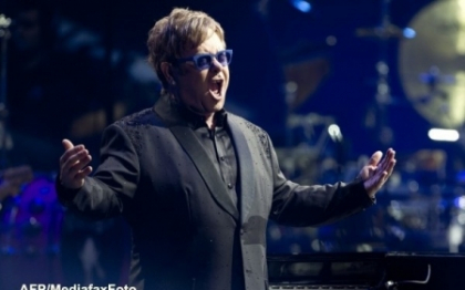 Oficiali ai Rusiei ii cer lui Elton John sa nu poarte tinute homosexuale la un concert din iulie