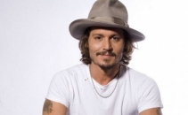 Este cu 10 ani mai tanar decat el, dar la fel de sexy. Cum arata sosia lui Johnny Depp - FOTO