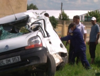 Automobil care transporta lucrarile pentru examen, lovit de tren la Donduseni: Doi oameni au murit Automobil care transporta lucrarile pentru examen, lovit de tren la Donduseni: Doi oameni au murit