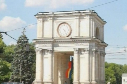 Un nou drapel in locul celui furat. Cum arata tricolorul arborat in interiorul Arcului deTriumf Un nou drapel in locul celui furat. Cum arata tricolorul arborat in interiorul Arcului deTriumf