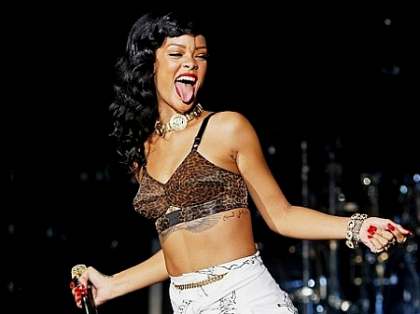 Rihanna saruta un nou barbat: "Eu si iubitul meu", a precizat bruneta - FOTO Rihanna saruta un nou barbat: "Eu si iubitul meu", a precizat bruneta - FOTO