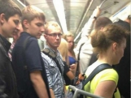 TOTI s-au mirat de ce a putut sa faca aceasta fata in metrou! Cum a scapat de inghesuiala - FOTO TOTI s-au mirat de ce a putut sa faca aceasta fata in metrou! Cum a scapat de inghesuiala - FOTO