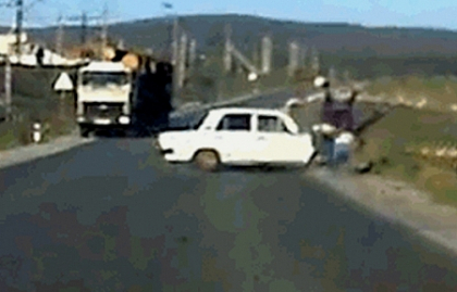 Sot si sotie, spulberati de un sofer teribilist! E incredibil ca au ramas in viata. VIDEO