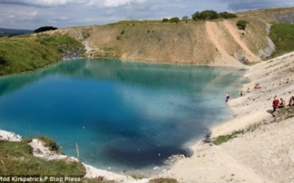 Arata ca o laguna exotica insa apele ascund un secret letal: lacul la fel de toxic precum clorul Arata ca o laguna exotica insa apele ascund un secret letal: lacul la fel de toxic precum clorul