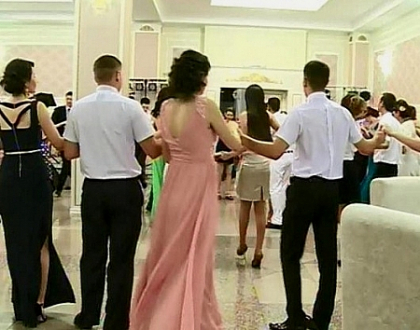 Au sclipit ca niste regine. Cum au sarbatorit Balul de absolvire, studentele de la medicina Au sclipit ca niste regine. Cum au sarbatorit Balul de absolvire, studentele de la medicina