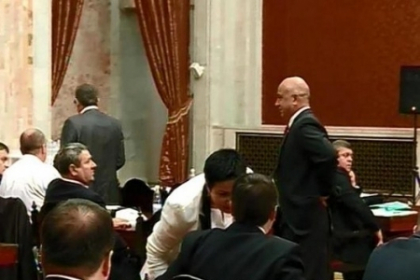 Schimb de replici acide intre liberali si grupul Hadarca. Mihai Ghimpu: "Esti o tradatoare" Schimb de replici acide intre liberali si grupul Hadarca. Mihai Ghimpu: "Esti o tradatoare"