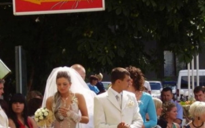 Cum a aparut la nunta o mireasa din Rusia. "Preotul a vrut sa ma dea afara din biserica"
Cum a aparut la nunta o mireasa din Rusia. "Preotul a vrut sa ma dea afara din biserica"