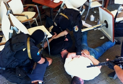 Descindere cu mascati in centrul capitalei. Trei indivizi, incatusati intr-un local plin cu oameni. VIDEO Descindere cu mascati in centrul capitalei. Trei indivizi, incatusati intr-un local plin cu oameni. VIDEO