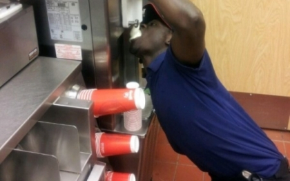 "M-am razgandit cand am vazut asta" Ce au descoperit clientii despre inghetata unui fast food "M-am razgandit cand am vazut asta" Ce au descoperit clientii despre inghetata unui fast food
