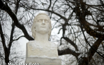 FOTO. Bustul lui Mihai Eminescu, decapitat la Cernauti inainte de inaugurare FOTO. Bustul lui Mihai Eminescu, decapitat la Cernauti inainte de inaugurare