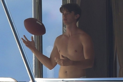 Este unul dintre cei mai doriti burlaci din America. Cum arata iubita lui Patrick Schwarzenegger
Este unul dintre cei mai doriti burlaci din America. Cum arata iubita lui Patrick Schwarzenegger