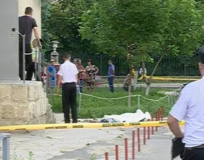 Si-a pus capat zilelor. Un barbat s-a aruncat in gol de la etajul unui bloc din capitala Si-a pus capat zilelor. Un barbat s-a aruncat in gol de la etajul unui bloc din capitala
